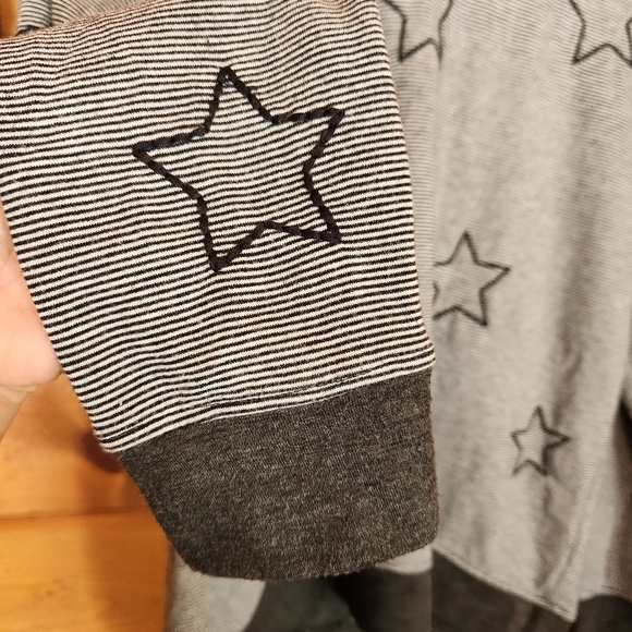 Mododoc 💜Top Embroidered Stars Sweatshirt Striped Gray Sweater Comfort Sz Small - Picture 4 of 9